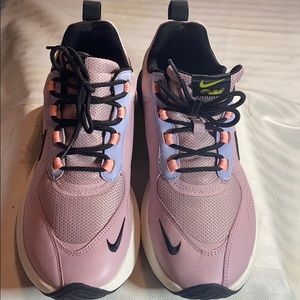 Nike sneakers Sold